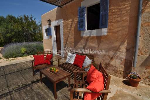 Finca Lorita Santanyi, überdacht Terrasse, Sitzmöglichkeit