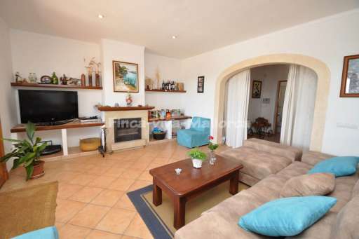 Finca Antonia, Wohnzimmer, Sofa, Kamin