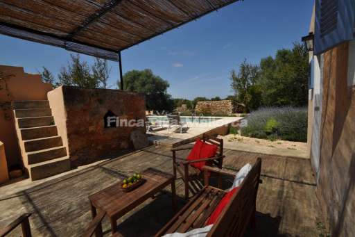 Finca Lorita Santanyi, überdachte Terrasse, Pool, Sitzmöglichkeit, Sonnenliege, Sonnenschirm