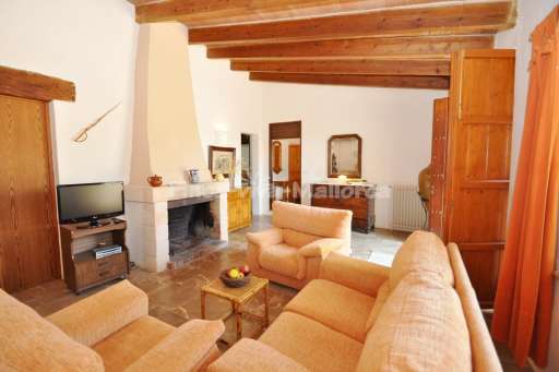 Finca Grande, Wohnzimmer, Sofa, Kamin