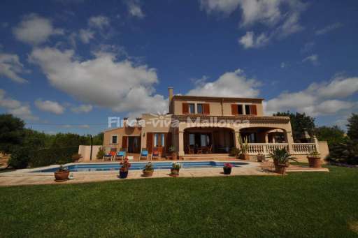 Finca Antonia, Pool, Haus, Sonnenliege, überdachte Terrasse