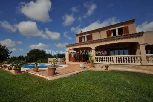 Finca Antonia, Haus, überdachte Terrasse, Pool, Sonnenliege