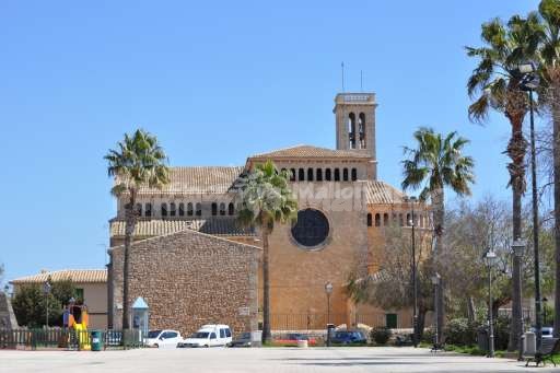 Kirche mit Palmen Calonge