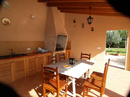 Casa Vincens, überdachte Terrasse, Essbereich, Sitzmöglichkeit, gemauerter Grill