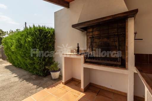 Casita Oliver Port de Pollenca, überdachte Terrasse, gemauerter Grill
