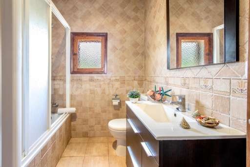 Casita Oliver Port de Pollenca, Badezimmer, Badewanne, Waschbecken, Spiegel