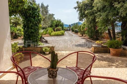 Casita Oliver Port de Pollenca, überdachte Terrasse, Esstisch, Ausblick 