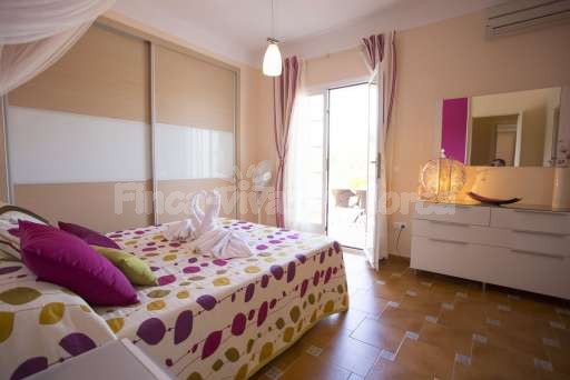 Chalet Albufera Playa de Muro, Schlafzimmer, Doppelbett, Spiegel, bodentiefes Fenster, Kommode