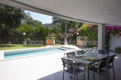 Chalet Juli Sa Poblaüberdachte Terrasse, Pool, Esstisch, Sitzgelegenheit, Garten