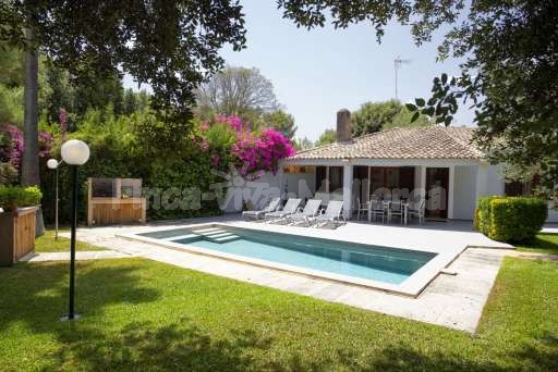 Chalet Juli Sa Pobla, Haus, Pool, überdachte Terrasse, Garten, Sonnenliege