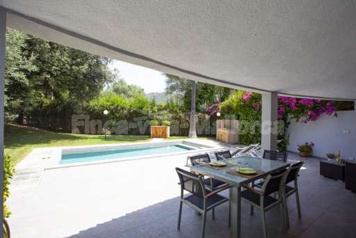 Chalet Juli Sa Pobla, überdachte Terrasse, Sitzmöglichkeit, Pool, Esstisch