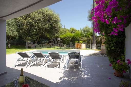 Chalet Juli Sa Pobla, Terrasse, Garten, Pool, Sonnenliege