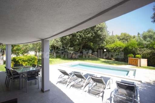 Chalet Juli Sa Pobla, überdachte Terrasse, Pool, Sonnenliege, Esstisch, Sitzmöglichkeit