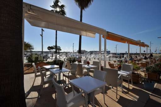 Colonia de Sant Jordi Lokal mit Blick auf den Hafen