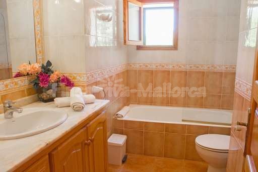 Finca Cantor Pollenca, Badezimmer, Badewanne, Spiegel