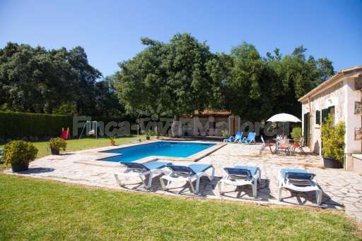 Finca Cantor Pollenca, Pool, Haus, Garten, Rasenfläche, Sonnenliege, Sonnenschirm, Schaukel, Rutsche