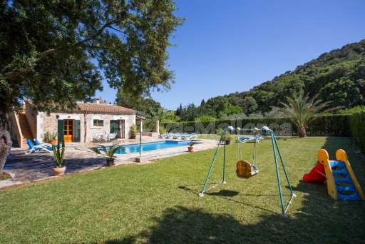 Finca Cantor Pollenca, Garten, Rasenfläche, Rutsche, Schaukel, Pool, Sonnenliege