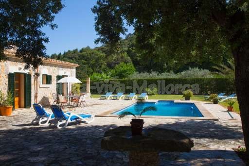 Finca Cantor Pollenca, Pool, Sonnenliege, Terrasse, Garten, Sonnenschirm, Baumschatten, Esstisch, Essbereich