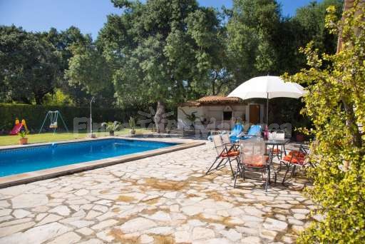 Finca Cantor Pollenca, Terrasse, Rasenfläche, Sonnenschirm, Sonnenliege, Esstisch, Essbereich, Rutsche, Schaukel