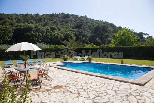 Finca Cantor Pollenca, Pool, Terrasse, Garten, Rasenfläche, Sonnenschirm, Sonnenliege, Esstisch, Essbereich