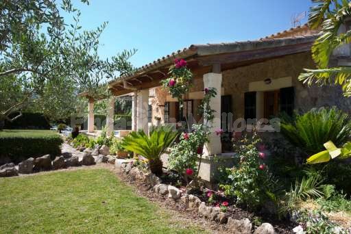 Finca Cantor Pollenca, Haus, Garten, überdachte Terrasse, Rasenfläche