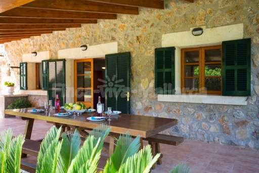Finca Cantor Pollenca, Haus, überdachte Terrasse, Esstisch, Essbereich