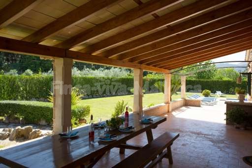 Finca Cantor Pollenca, Haus, überdachte Terrasse, Esstisch, Essbereich, Garten, Rasenfläche