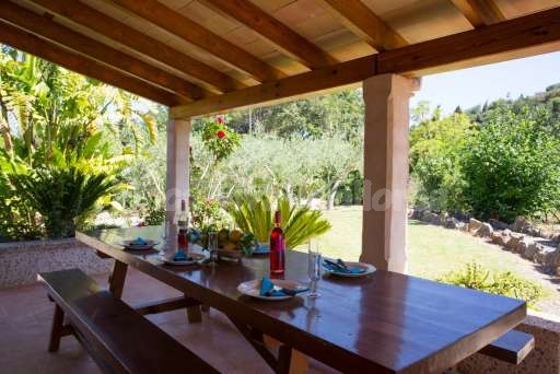 Finca Cantor Pollenca, Haus, überdachte Terrasse, Esstisch, Essbereich, Garten, Rasenfläche