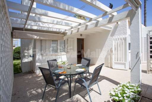 Chalet Caro Can Picafort, Haus, beschattete Terrasse, Esstisch