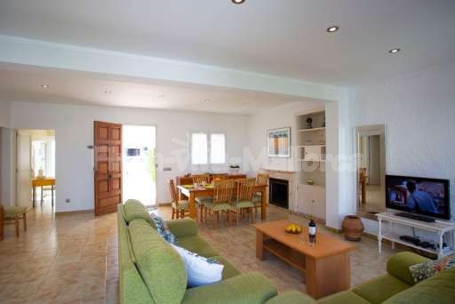 Chalet Caro Can Picafort, Wohnzimmer, Esszimmer, Esstisch, Sofa, Fernseher