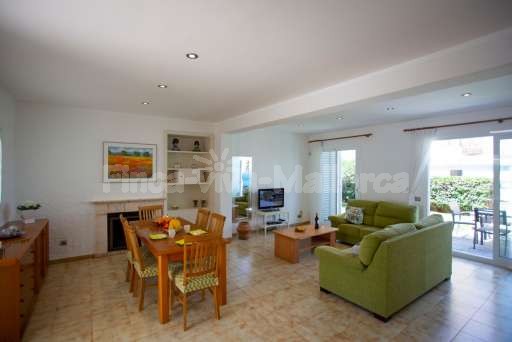 Chalet Caro Can Picafort, Wohnzimmer, Esszimmer, Sofa, Esstisch, Fernseher