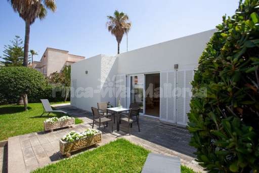 Chalet Caro Can Picafort, Haus, Eingang, Esstisch, Garten, Sonnenliege