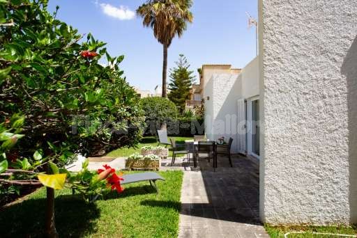 Chalet Caro Can Picafort, Haus, Eingang, Esstisch, Garten, Sonnenliege