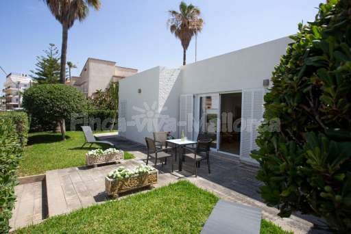 Chalet Caro Can Picafort, Haus, Eingang, Esstisch, Sonnenliege, Garten