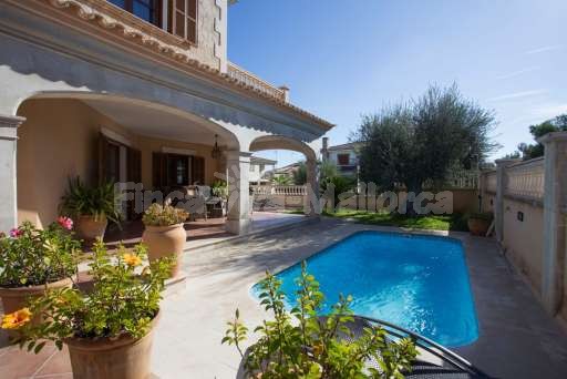 Finca Cia Palya Son Real, Pool, Haus, überdachte Terrasse, Sonnenliege