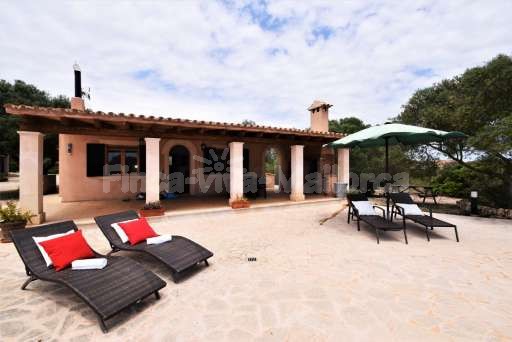 Finca Comellar Santanyi, überdachte Terrasse, Sonnenliege, Sonnenschirm