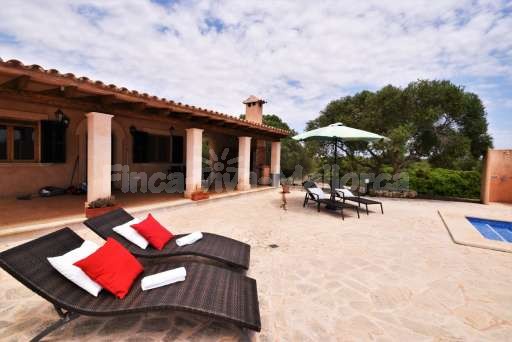 Finca Comellar Santanyi, überdachte Terrasse, Sonnenliege, Sonnenschirm