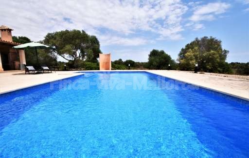 Finca Comellar Santanyi, Pool Terrasse, Außendusche, Sonnenliege, Sonnenschirm