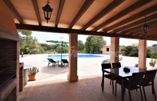 Finca Comellar Santanyi, überdachte Terrasse, Grill, Pool, Sonnenliege, Esstisch, Essbereich