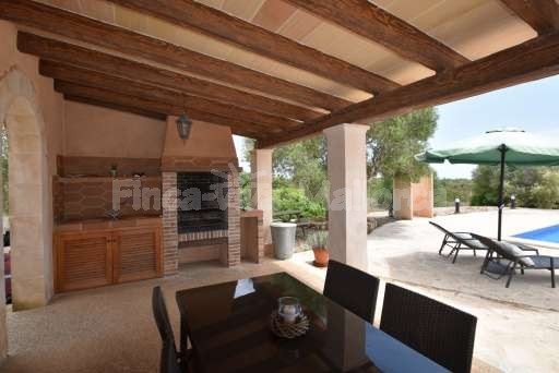Finca Comellar Santanyi, überdachte Terrasse, Pool, Esstisch, Grill