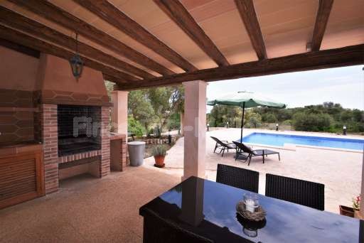 Finca Comellar Santanyi, überdachte Terrasse, Pool, Esstisch, Grill