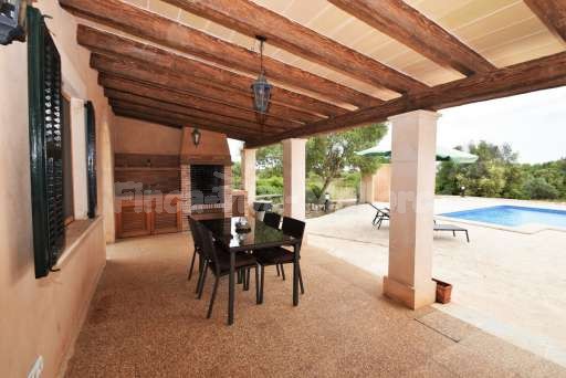 Finca Comellar Santanyi, überdachte Terrasse, Essbereich, Grill