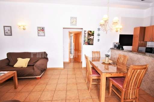 Finca Comellar Santanyi, Küche, Frühstückstheke, Esszimmer, Essbereich, Wohnzimmer, Sofa