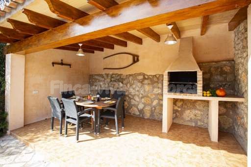 Finca Es Biali, überdachte Terrasse, Esstisch, gemauerter Grill