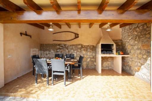 Finca Es Biali, überdachte Terrasse, Esstisch, gemauerter Grill