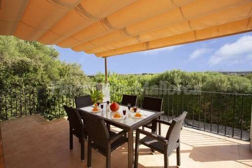 Finca Es Biali, überdachte Terrasse, Esstisch, Ausblick