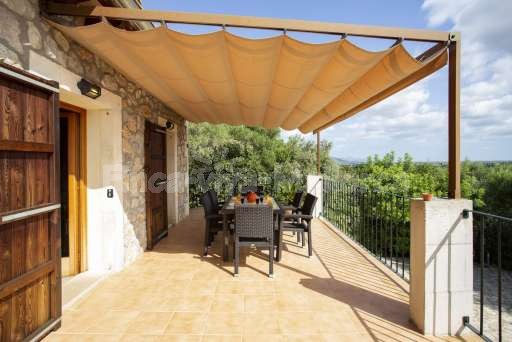 Finca Es Biali, überdachte Terrasse, Esstisch, Ausblick