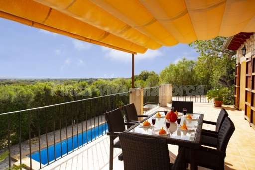 Finca Es Biali, überdachte Terrasse, Esstisch, Pool, Ausblick