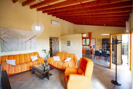 Finca Es Biali, Wohnzimmer, Sofa, Esszimmer, Esstisch, offene Küche