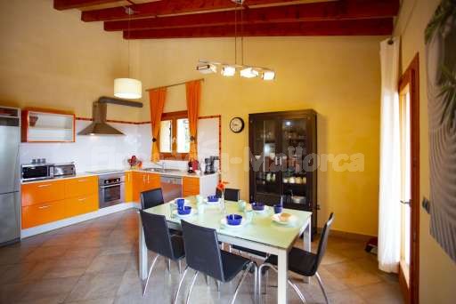 Finca Es Biali, offene Küche, Esszimmer, Esstisch